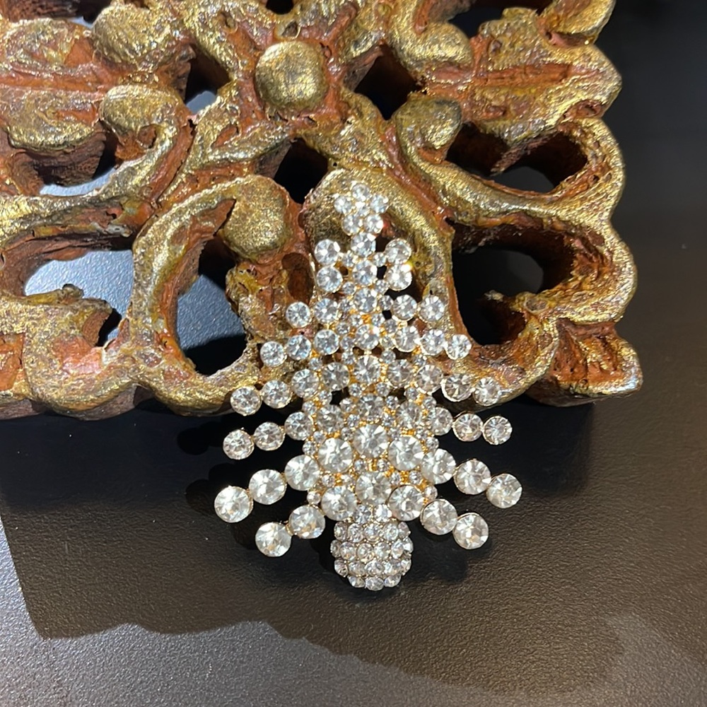 Rhinestone Christmas tree brooch